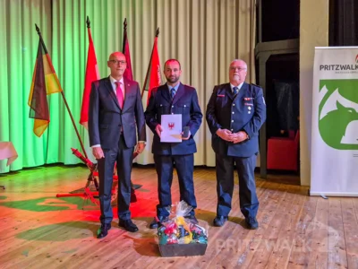 Aus der Ortsfeuerwehr Steffenshagen Martin Calmon f&uuml;r zehn Jahre (Kupfer) und Michael K&uuml;hn f&uuml;r 30 Jahre (Silber, nicht anwesend)  (Bild vergr&ouml;&szlig;ern)