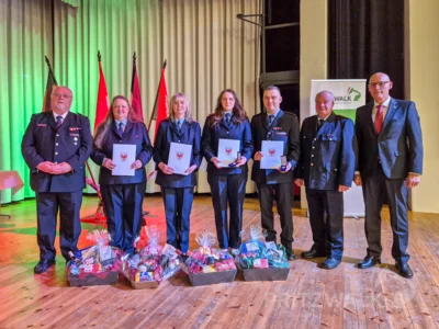 Aus der Ortsfeuerwehr Wilmersdorf Annemarie Huber f&uuml;r zehn Jahre (Kupfer), Tobias Fitz und Karina Weidlich f&uuml;r 20 Jahre (Bronze) sowie Monika M&uuml;ller f&uuml;r 50 Jahre (Gold)  (Bild vergr&ouml;&szlig;ern)