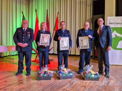 Treten in die Alters- und Ehrenabteilung &uuml;ber: Monika M&uuml;ller von der Ortsfeuerwehr Wilmersdorf, Norbert Ewald und R&uuml;diger Jach, beide von der Ortsfeuerwehr Sch&ouml;nhagen  (Bild vergr&ouml;&szlig;ern)