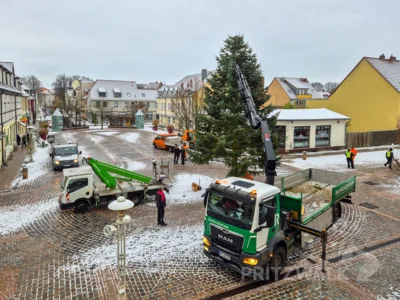Foto des Albums: Der Weihnachtsbaum vor dem Rathaus wurde aufgestellt