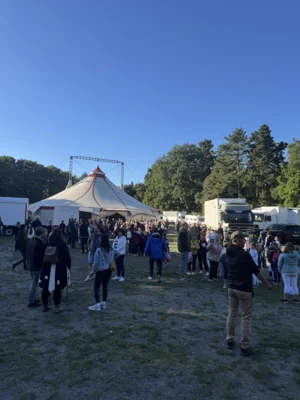 Der Vorplatz am Zelt war gut gef&uuml;llt...  (Bild vergr&ouml;&szlig;ern)