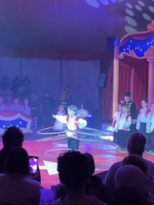...ein Talent beim hula hoop  (Bild vergr&ouml;&szlig;ern)