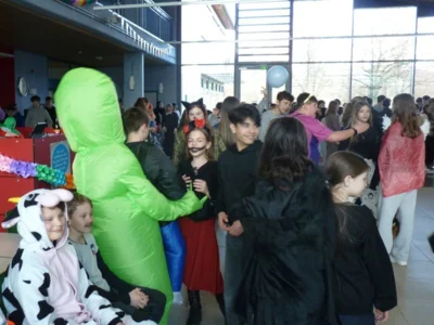Foto des Albums: Traditioneller Schulfasching an Weiberfastnacht an der Heinrich-Schickhardt-Gemeinschaftsschule Bad Boll