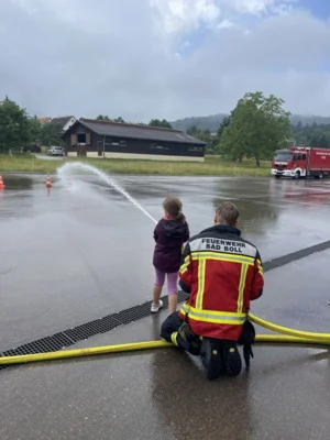 Foto des Albums: Die Klassen 1a und 1b der Heinrich-Schickhardt-Gemeinschaftsschule Bad Boll zu Besuch bei der Feuerwehr in Bad Boll
