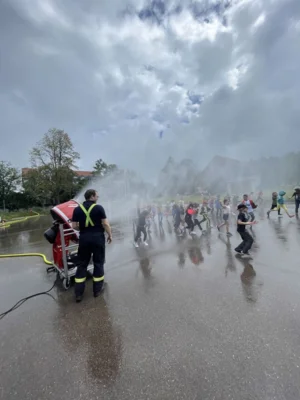 Foto des Albums: Die Klassen 1a und 1b der Heinrich-Schickhardt-Gemeinschaftsschule Bad Boll zu Besuch bei der Feuerwehr in Bad Boll