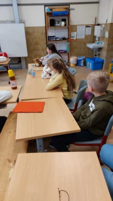 Foto des Albums: Vorlesetag Besuch Frau Walter Klasse 4b