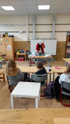 Foto des Albums: Vorlesetag Besuch Frau Walter Klasse 4b