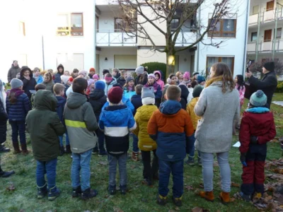 Foto des Albums: Schülerinnen und Schüler der Heinrich-Schickhardt-Gemeinschaftsschule bringen Weihnachtslieder in den Innenhof der Seniorenwohnanlage
