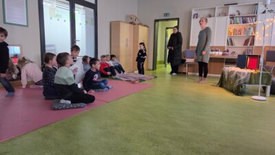 Denise Schumann im Familienzentrum  (Bild vergr&ouml;&szlig;ern)