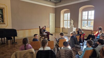 Harald Slibar im Gartensaal vom Schloss Wiesenburg  (Bild vergr&ouml;&szlig;ern)