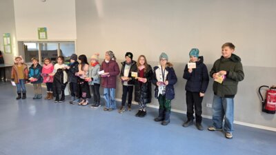 Treffpunkt Speiseraum der Grundschule  - Verk&uuml;ndung der Vorleser und Vorleseorte 3  (Bild vergr&ouml;&szlig;ern)