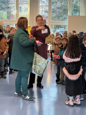 Treffpunkt Speiseraum der Grundschule  - Verk&uuml;ndung der Vorleser und Vorleseorte 2  (Bild vergr&ouml;&szlig;ern)