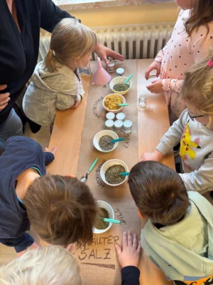 Kr&auml;utersalz mischen  (Bild vergr&ouml;&szlig;ern)