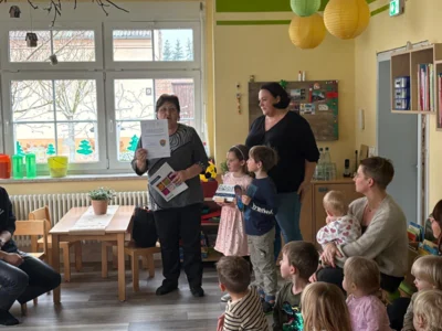 &Uuml;berreichen des Siegels  (Bild vergr&ouml;&szlig;ern)