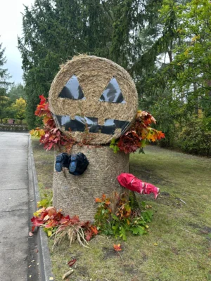 Strohpuppe im Kita-Eingangsbereich  (Bild vergr&ouml;&szlig;ern)