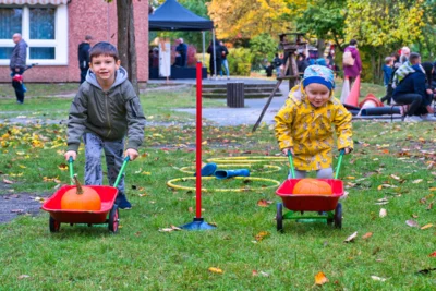 Schubkarrenrennen  (Bild vergr&ouml;&szlig;ern)