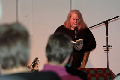 Kerrin liest! Ne tolle Sache...  (Bild vergr&ouml;&szlig;ern)