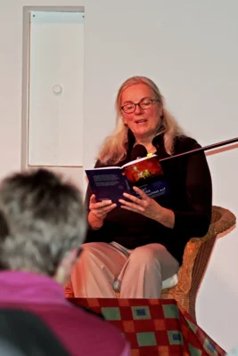 Und sie liest - mit kr&auml;ft'gem Klang -  (Bild vergr&ouml;&szlig;ern)