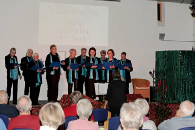 Klavier wird erstmal neu besaitet, Singkreis hat sich vorbereitet.  (Bild vergr&ouml;&szlig;ern)