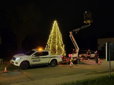 Foto des Albums: Der Tannenbaum in Neuendorf ist aufgestellt