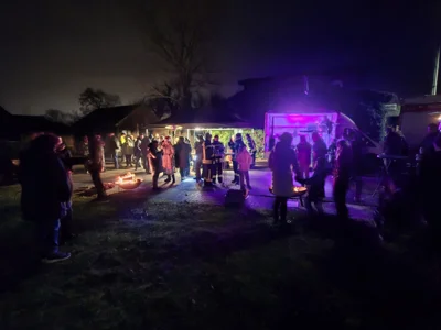 Foto des Albums: Der Tannenbaum in Neuendorf ist aufgestellt