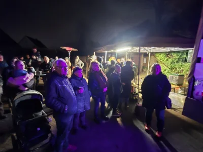 Foto des Albums: Der Tannenbaum in Neuendorf ist aufgestellt