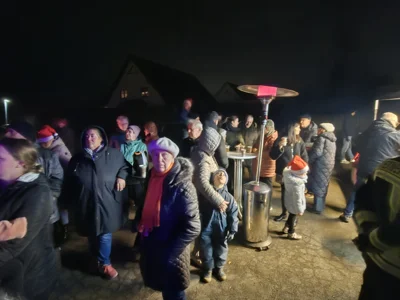 Foto des Albums: Der Tannenbaum in Neuendorf ist aufgestellt