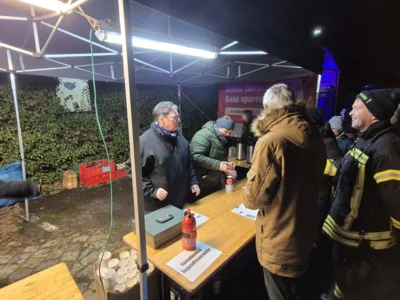 Foto des Albums: Der Tannenbaum in Neuendorf ist aufgestellt
