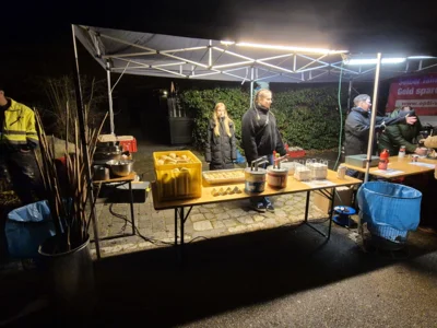 Foto des Albums: Der Tannenbaum in Neuendorf ist aufgestellt