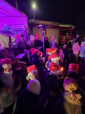 Foto des Albums: Der Tannenbaum in Neuendorf ist aufgestellt