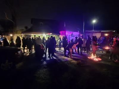 Foto des Albums: Der Tannenbaum in Neuendorf ist aufgestellt