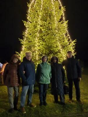 Foto des Albums: Der Tannenbaum in Neuendorf ist aufgestellt