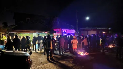 Foto des Albums: Der Tannenbaum in Neuendorf ist aufgestellt