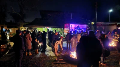 Foto des Albums: Der Tannenbaum in Neuendorf ist aufgestellt