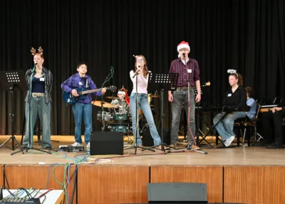 Foto des Albums: Tag der offenen Tür – Das SHG begeistert mit weihnachtlicher Stimmung