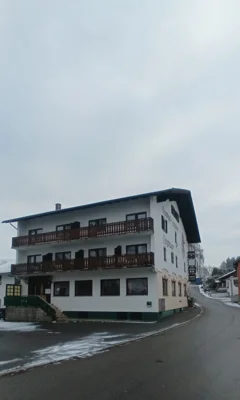 Auch in der ehemaligen Metzgerei mit Gasthaus und Pension Bergbauer sollen mehrere dauerhafte Wohneinheiten entstehen.  (Bild vergr&ouml;&szlig;ern)