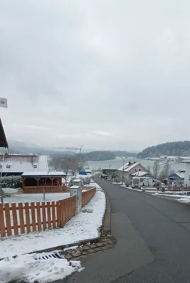 Im Bereich der Rattenberger Stra&szlig;e soll ein neuer Gehweg entstehen, um die Verkehrslage f&uuml;r Fu&szlig;g&auml;nger zu entsch&auml;rfen.  (Bild vergr&ouml;&szlig;ern)