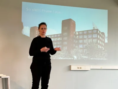 Architeketin Andra Schumann stellt die Pl&auml;ne vor 