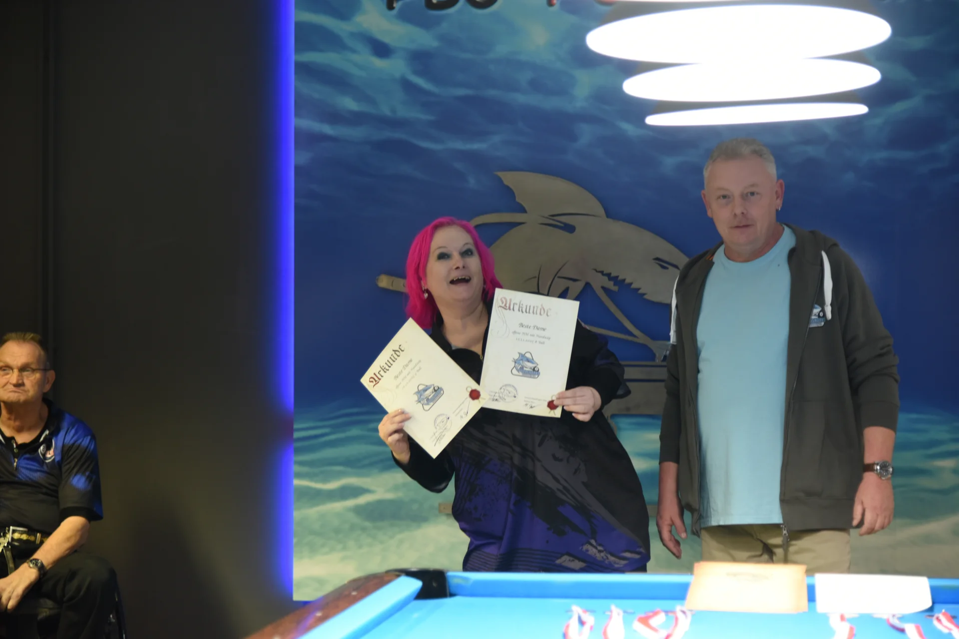 Bild: Die Freude bei Svenja Sick war groß, als sie vom 2. Vorstitzenden der Poolsharks, Kai-Uwe Brand in beiden Disziplinen als beste Dame ausgezeichnet wurde