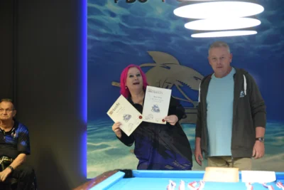 Die Freude bei Svenja Sick war gro&szlig;, als sie vom 2. Vorstitzenden der Poolsharks, Kai-Uwe Brand in beiden Disziplinen als beste Dame ausgezeichnet wurde  (Bild vergr&ouml;&szlig;ern)