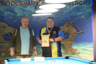 Martin Bleek (rechts) vom PBC Karben errang den Titel des Hessenmeisters im 8-Ball, links der 2  Voritzende der Poolsharks Kai-Uwe Brand  (Bild vergr&ouml;&szlig;ern)