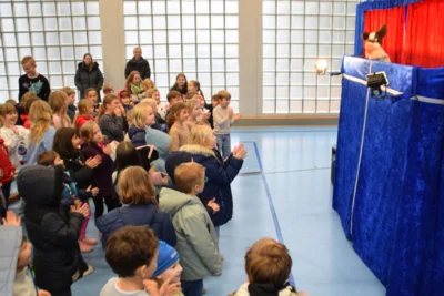 Foto des Albums: Große Begeisterung löste das Puppenspiel bei den Kindern aus.