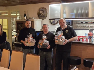 v.l.n.r.: 2. Platz Frank Hasan - Sieger Weihnachtsschie&szlig;en Ralf Weissinger - 3. Platz Andreas Funke  (Bild vergr&ouml;&szlig;ern)