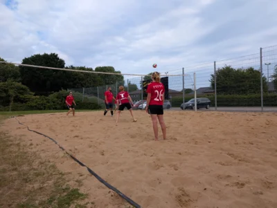 Beach-Volleyball  (Bild vergr&ouml;&szlig;ern)