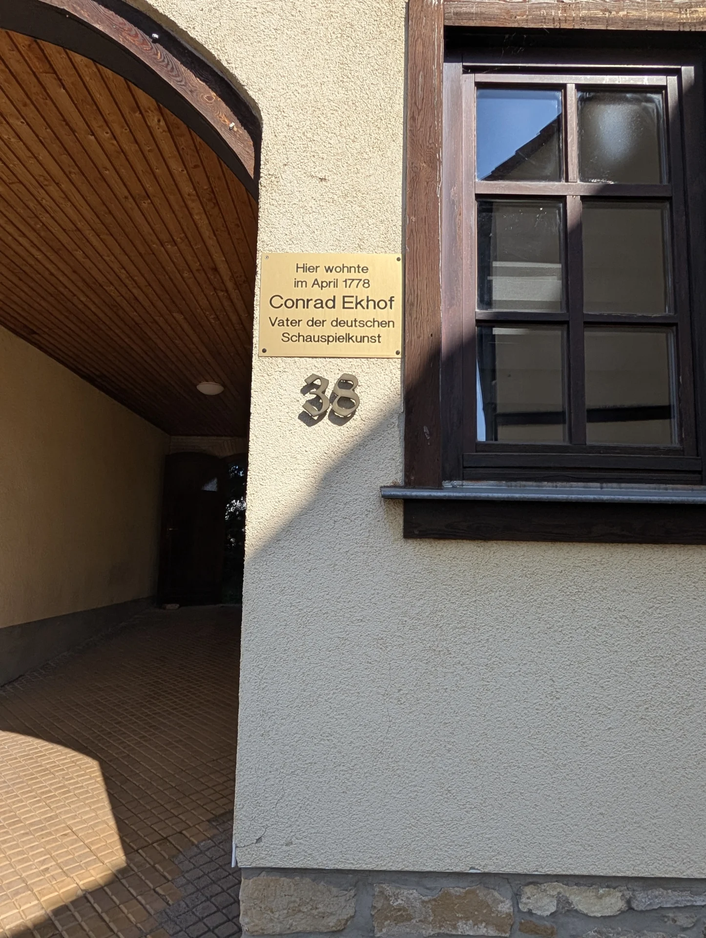 Bild: Kirchtorhaus 2025 mit Gedenktafel Conrad Ekhof