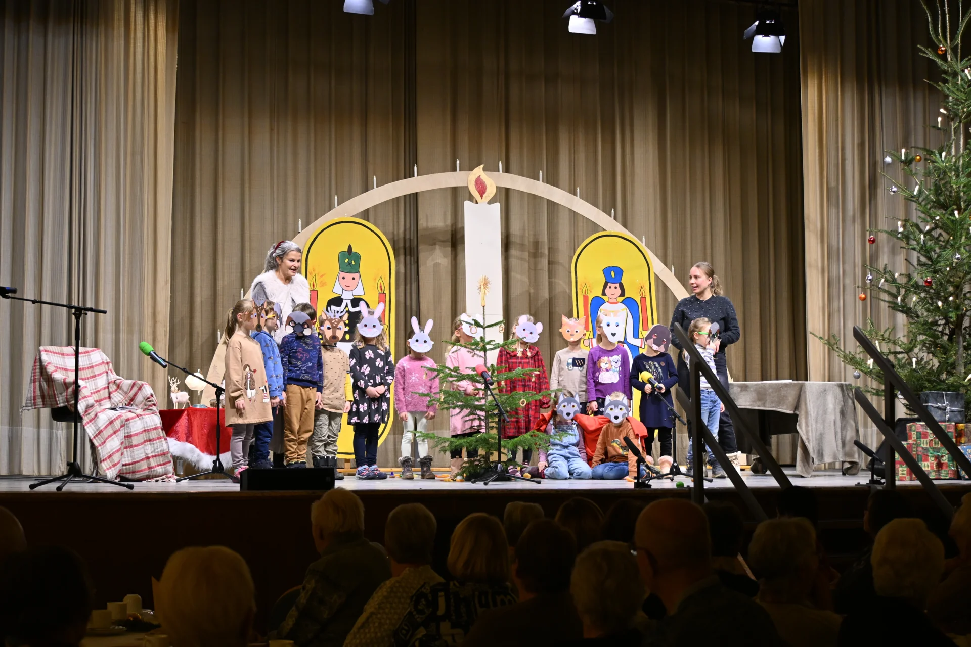 Bild: Theaterstück der Kindertagesstätte “Anne Frank”
