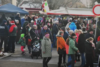 viele G&auml;ste erkunden den Markt  (Bild vergr&ouml;&szlig;ern)