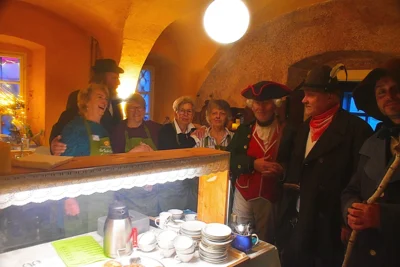 die karasektruppe auf Erkundungstour, hier in der K&uuml;che bei Bulnheim  (Bild vergr&ouml;&szlig;ern)
