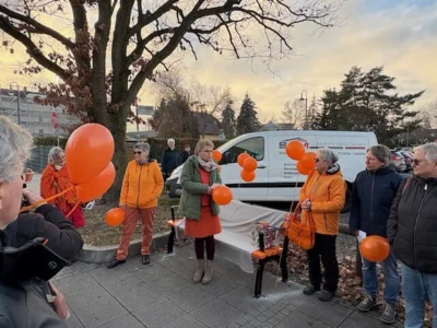 Foto des Albums: Einweihung der orangefarbenen Bank: Ein starkes Zeichen gegen Gewalt an Frauen und Mädchen
