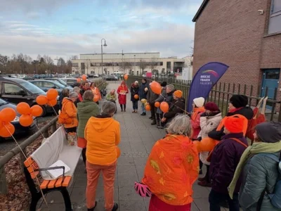Foto des Albums: Einweihung der orangefarbenen Bank: Ein starkes Zeichen gegen Gewalt an Frauen und Mädchen